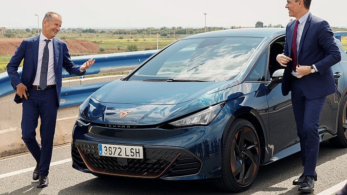 Telediario 2 - El Grupo Volkswagen invertirá 10.000 millones para situar a España como el 'motor' del coche eléctrico en Europa