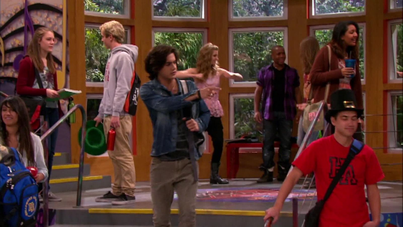 Coche, lluvia y fuego - Victorious | Ver