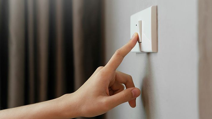 Economía en 24 horas - Expertos recomiendan "tener revisado" el contrato de la luz