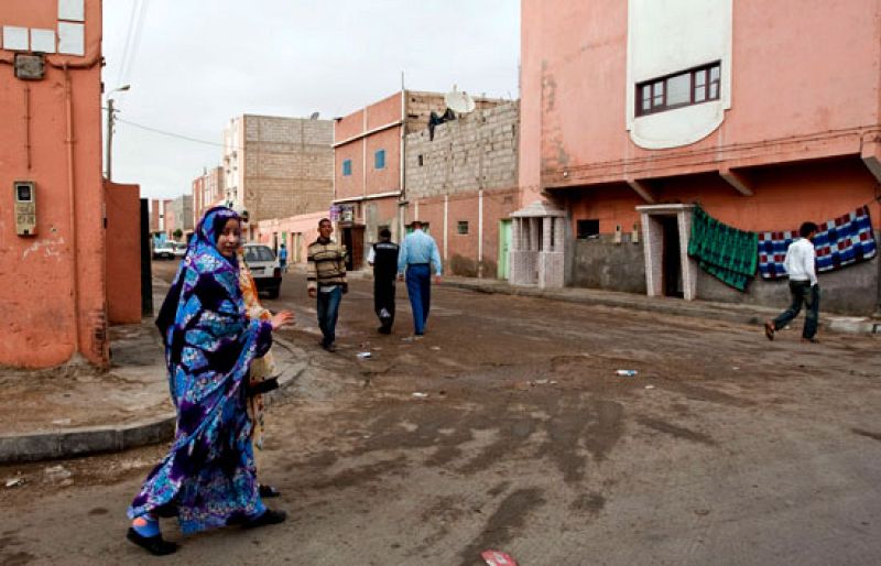 Aminatu Haidar pasa el día en casa con su familia | Ver