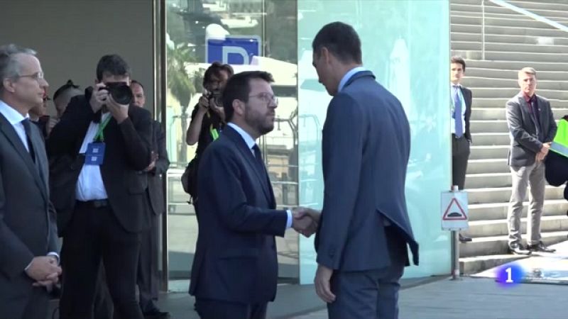 Aragonès i Sánchez protagonitzen la primera encaixada de mans després del CatalanGate