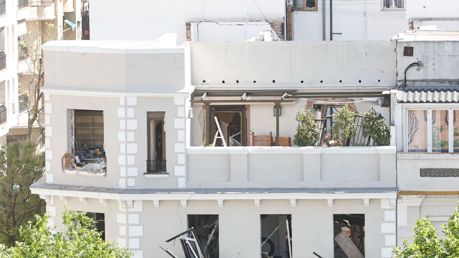 Almeida confirma la muerte de los dos operarios desaparecidos en la explosión en el barrio de Salamanca