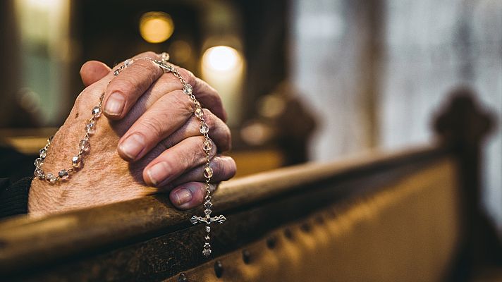 Telediario 1 - Las personas que se declaran no creyentes aumentan un 19% en 20 años