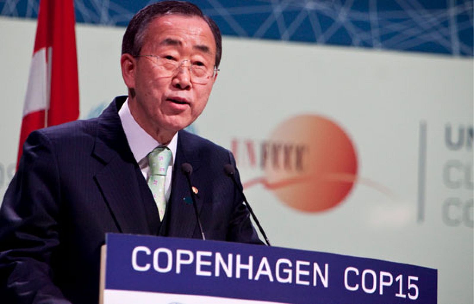 La Cumbre de Copenhague logra un acuerdo de mínimos | Ver