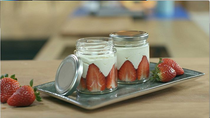 Menudos Torres - Receta de 'fraisier' de fresas y chocolate blanco en tarro