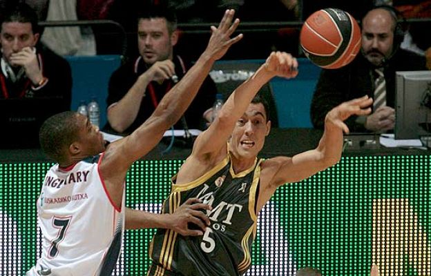 Baloncesto en RTVE - El Caja Laboral arrolla al Madrid