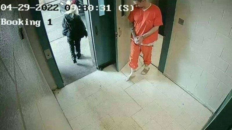 Una funcionaria de prisiones ayuda a un recluso a escapar | Ver