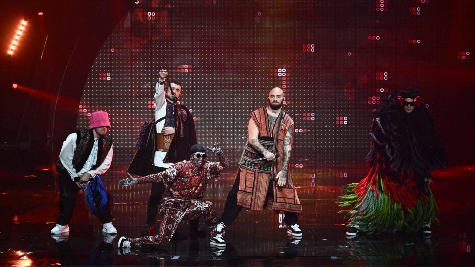 Eurovisión 2022 - Ucrania: Kalush Orchestra canta "Stefania" en la semifinal 1