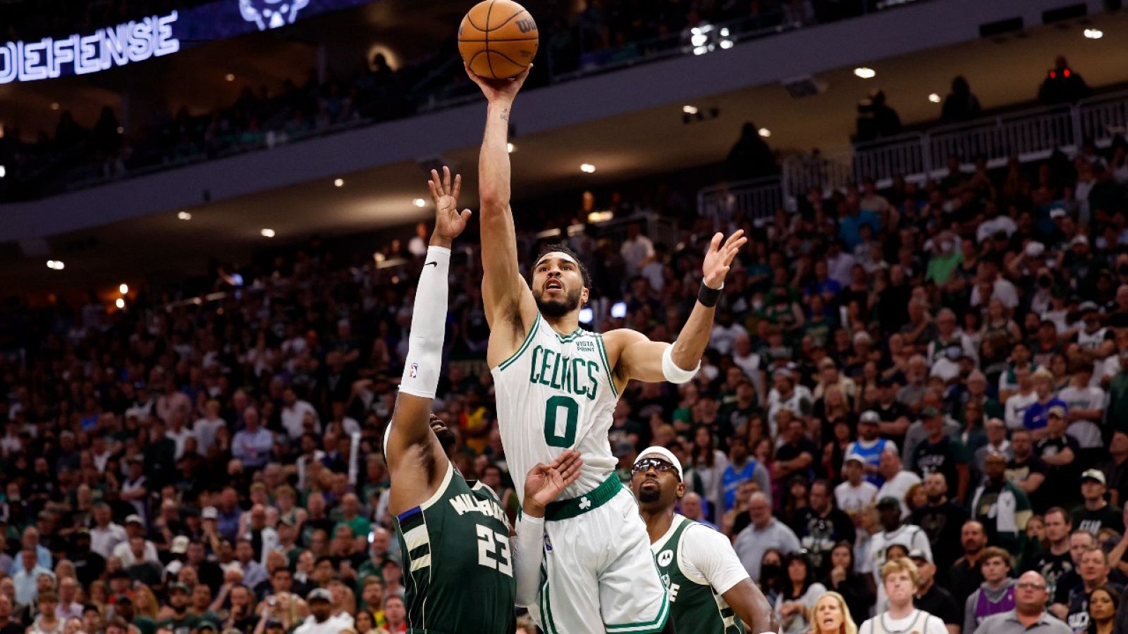 Los Celtics fuerzan el desempate ante los Bucks y los Warriors alcanzan la final del Oeste