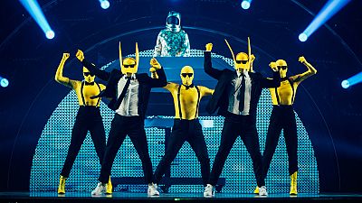 Noruega: Subwoolfer canta "Give That Wolf A Banana"