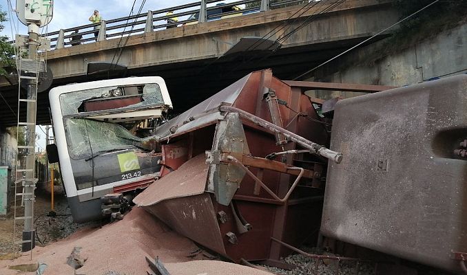 La tarde en 24h - Un muerto y 85 heridos en el choque entre un tren de mercancías y uno de pasajeros en Sant Boi de Llobregat