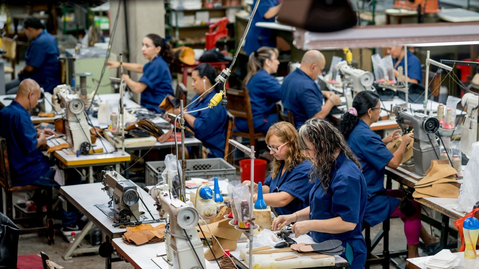 Bruselas rebaja la previsión de crecimiento de España 1,6 puntos | Ver