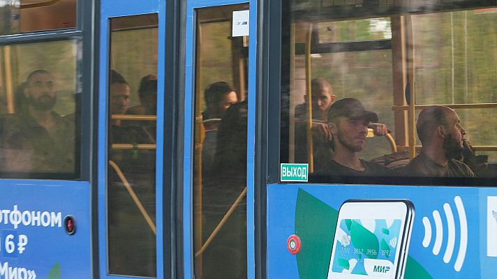 La tarde en 24h - Los soldados ucranianos de la acería de Azovstal, evacuados bajo custodia rusa