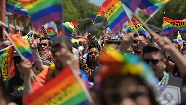 Telediario 2 - España cae cinco puestos en el ranking de derechos LGTBI+