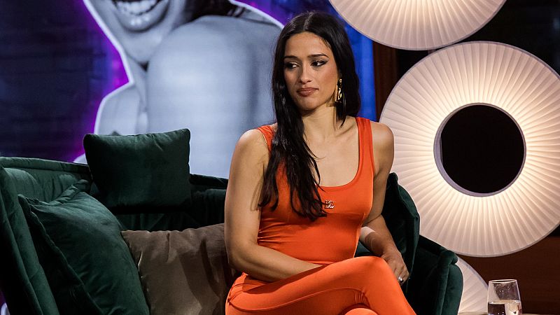 El p�blico pregunta a Chanel: "�Tiene una relaci�n con la bailarina a la que bes�?"