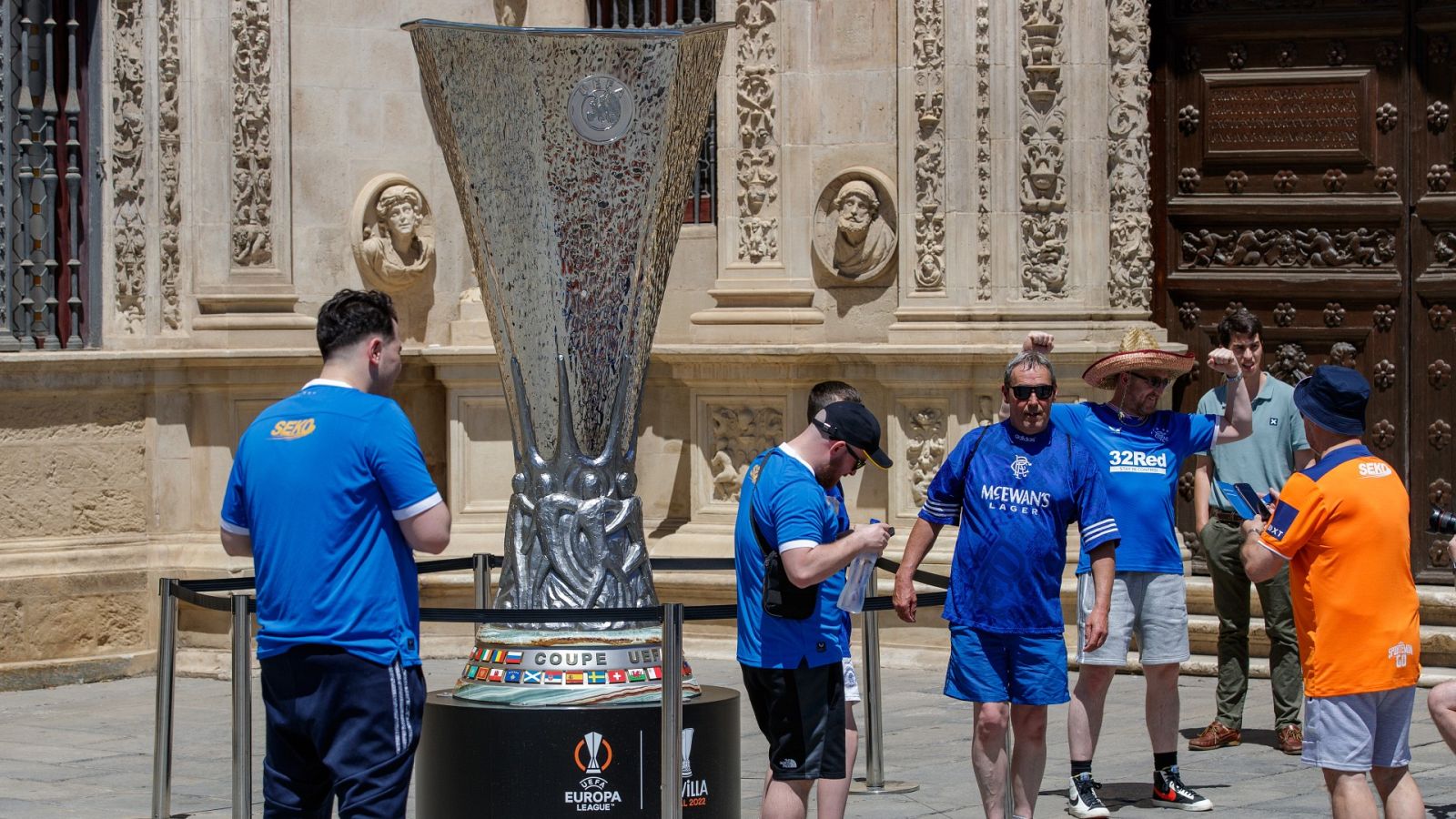 Miles de aficionados en Sevilla para la final de Europa League | Ver