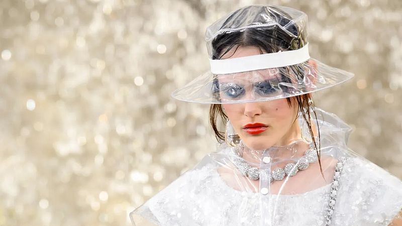 Esta primavera - verano 2022 atrévete con el vinilo en tus looks