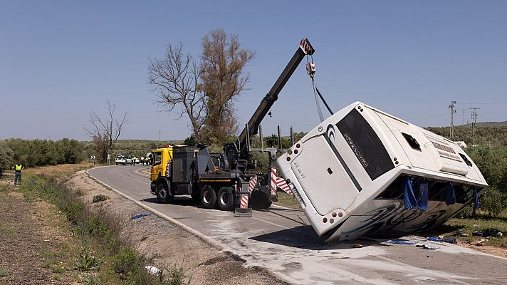 Informativo 24h - Dos muertos y tres heridos graves en un accidente de autobús en Sevilla