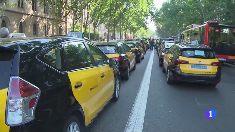 Uns 3.000 taxis col·lapsen el centre de Barcelona