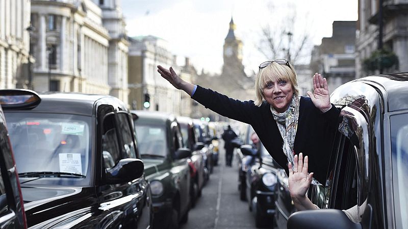 Los míticos taxis londinenses celebran los 70 años de reinado de Isabel II