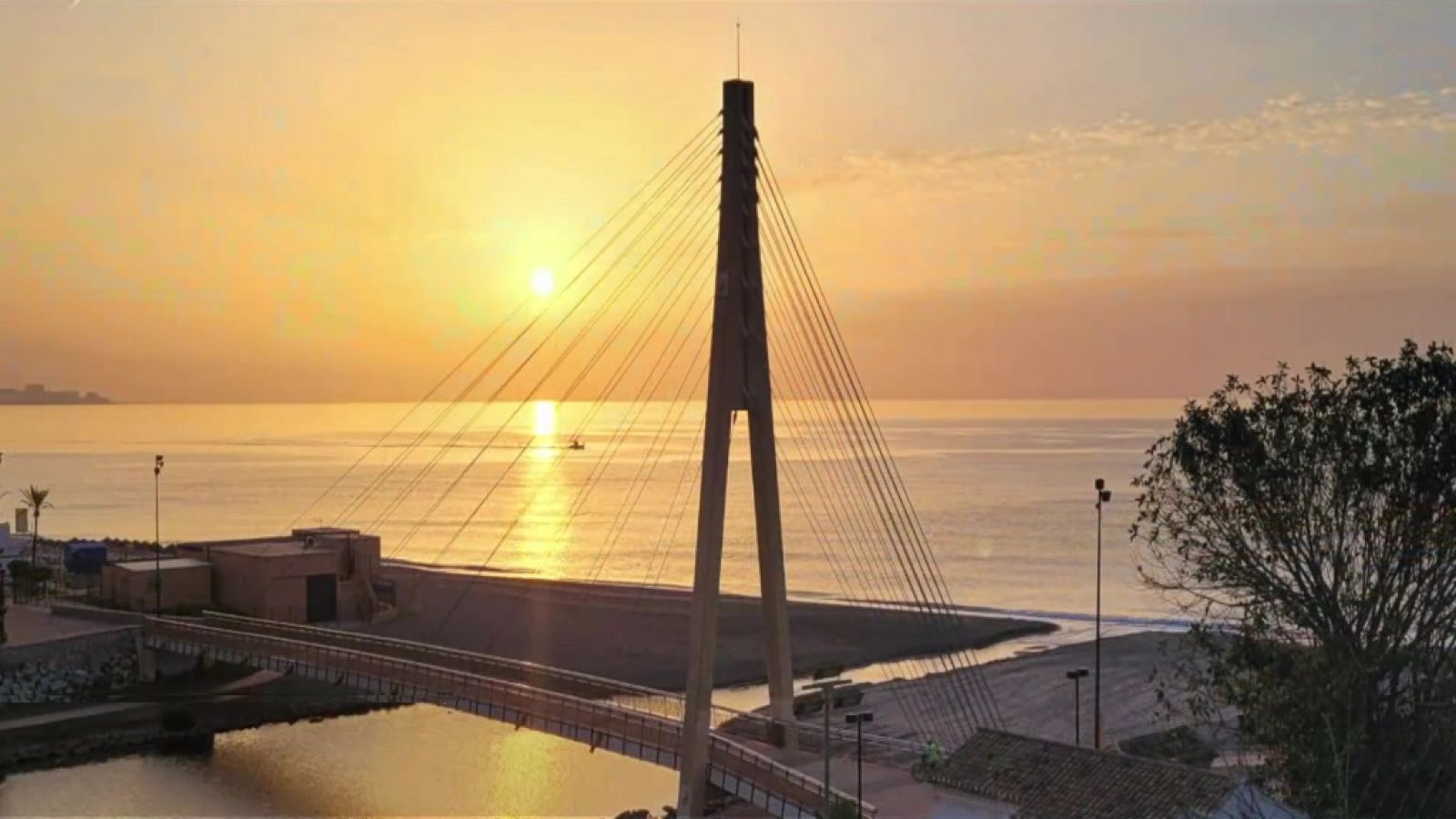 Temperaturas máximas elevadas en los valles del Guadiana, Tajo, medio Ebro y valle del Guadalquivir. - ver ahora