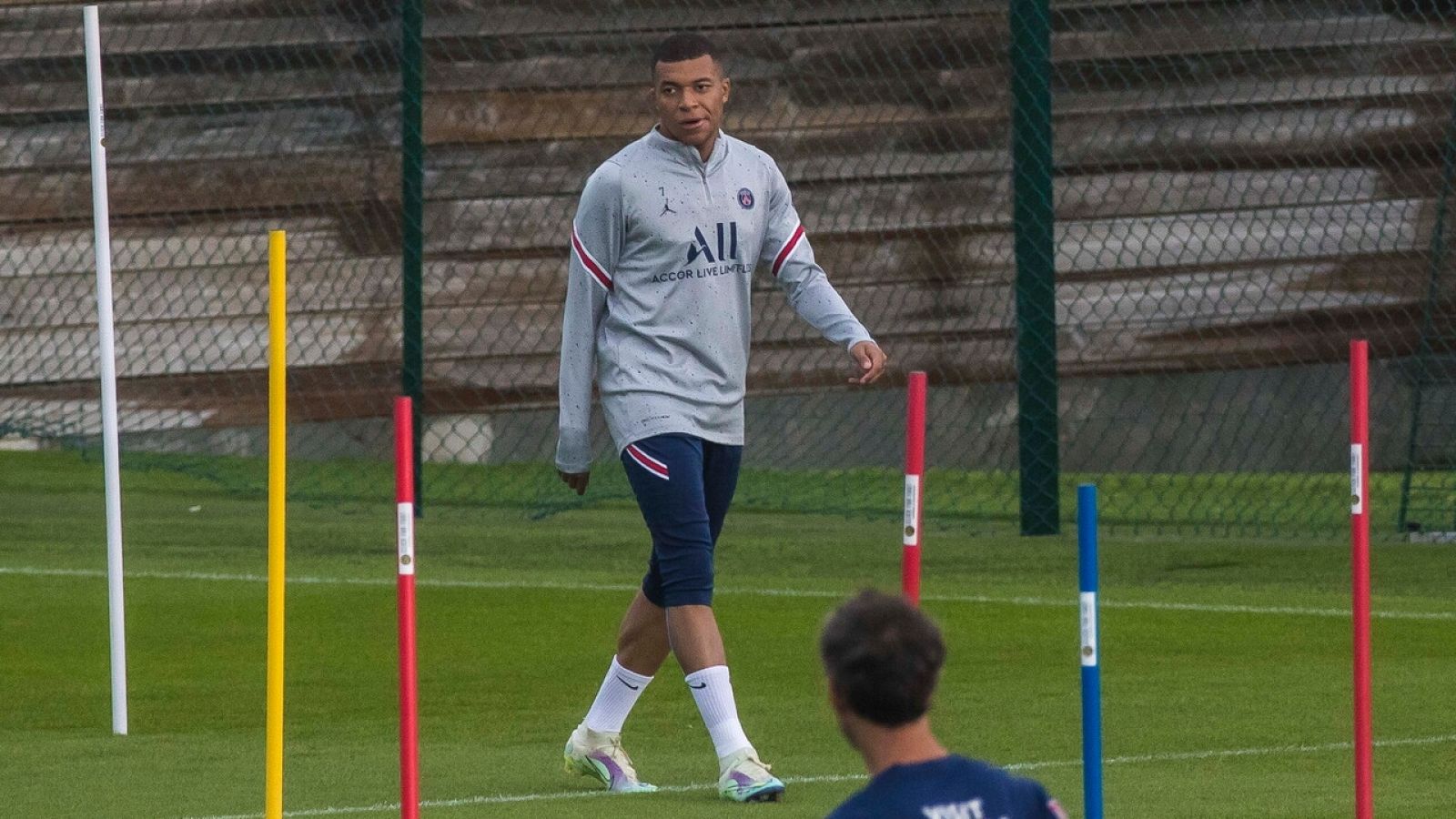 La afición del Madrid, indignada con los vaivenes de Mbappé | Ver