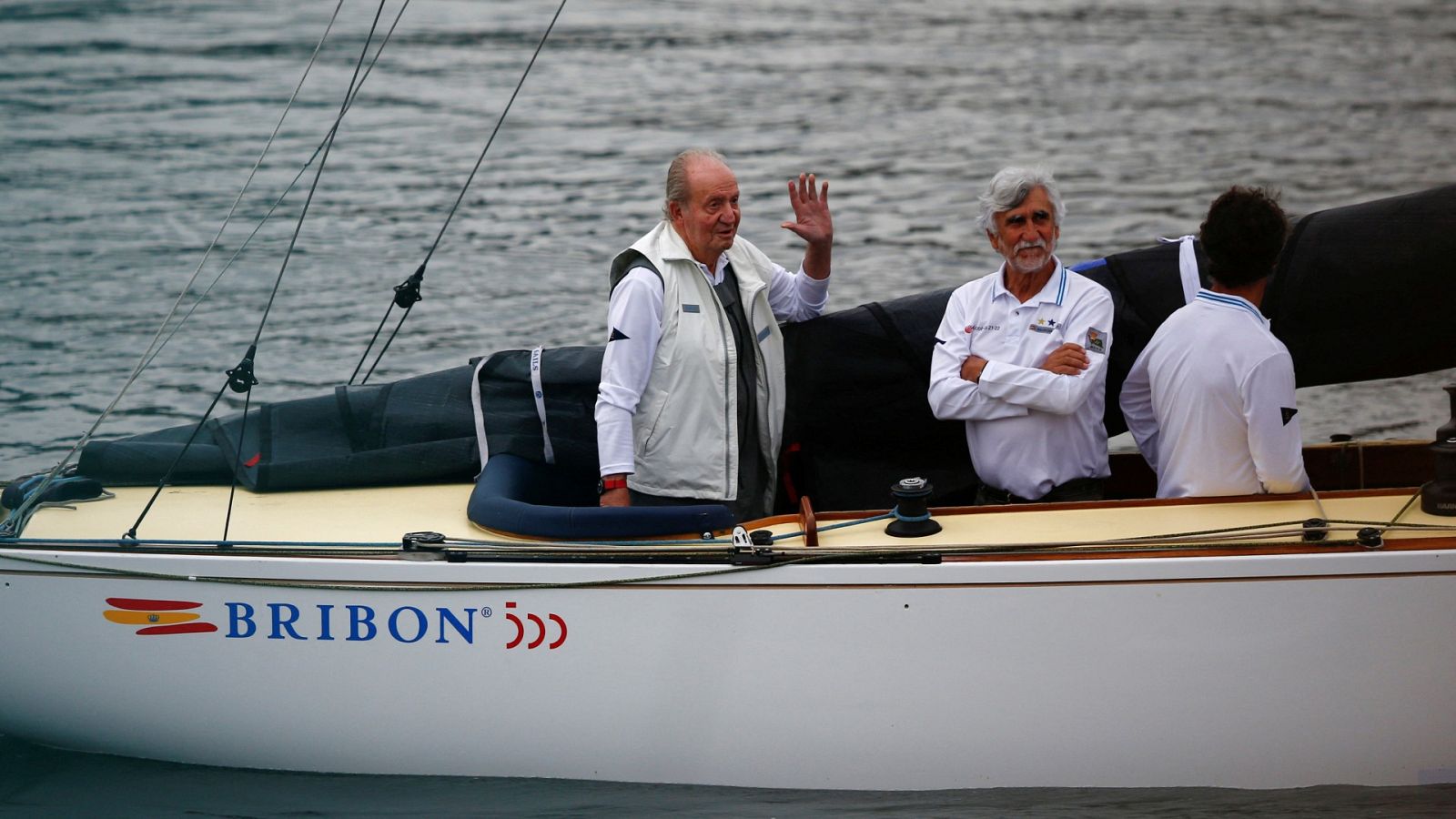 El rey emérito se embarca en el 'Bribón' y asegura que está "muy bien"
