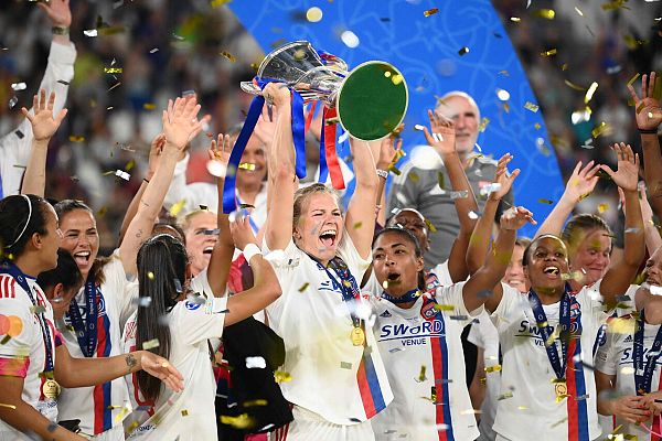 Telediario Fin de Semana - Champions | El Lyon destrona al Barça en la final femenina