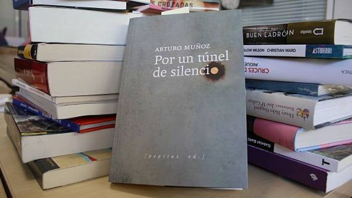 Telediario 1 - El filólogo y traductor Arturo Muñoz publica su primera novela: 'Por un túnel de silencio'