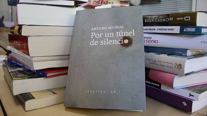El filólogo y traductor Arturo Muñoz publica su primera novela: 'Por un túnel de silencio' | Ver
