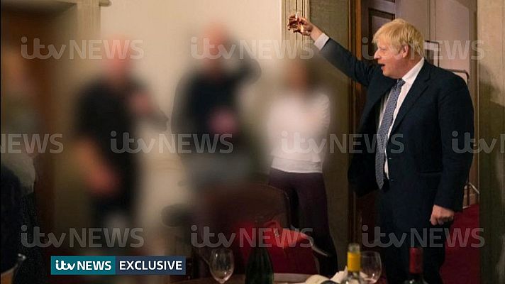 Telediario 1 - Nuevas imágenes de Boris Johnson en una fiesta durante la pandemia reavivan la crisis del 'partygate'