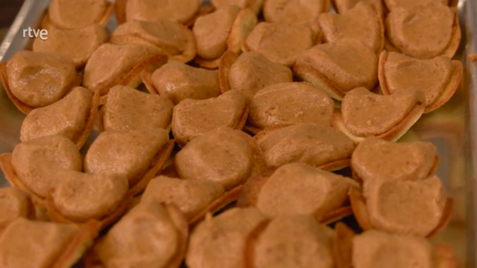 Aquí la Tierra - Tejas rellenas con pasta de alfajor