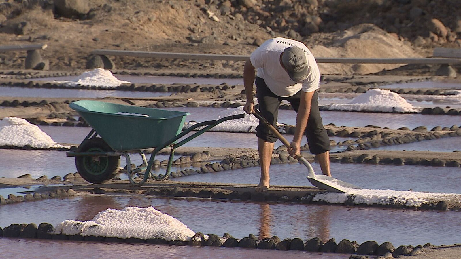 Las Salinas de Bocacangrejo, en Gran Canaria, recuperan la sal artesanal | Ver