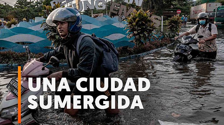 Modo Digital - Evacuadas miles de familias en Semarang al quedar la ciudad indonesa completamente inundada