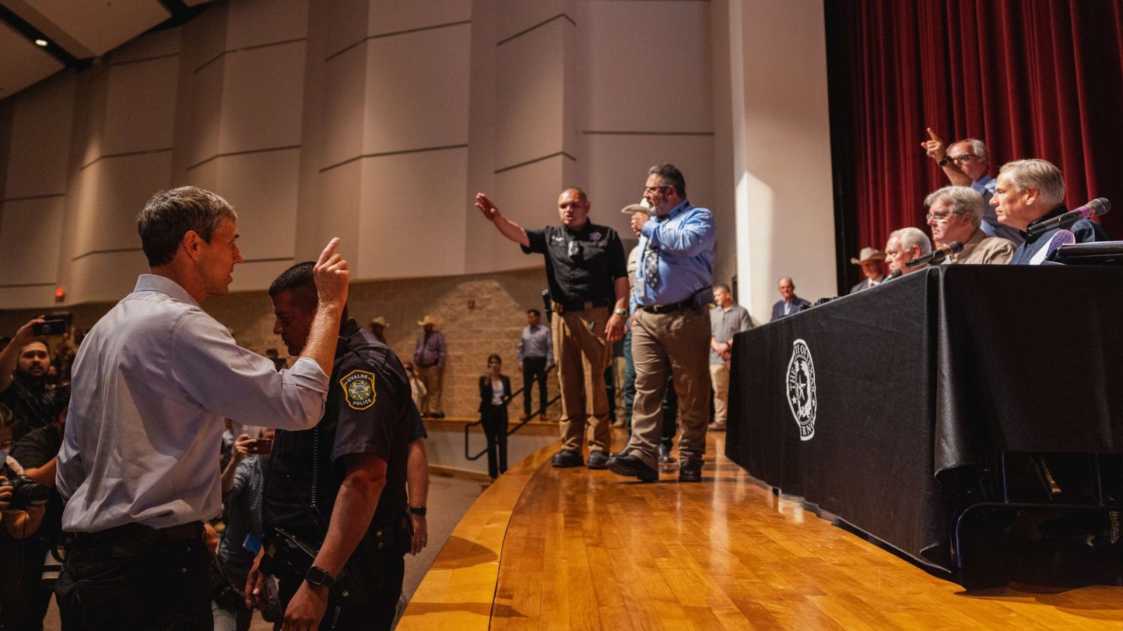 Increpan al gobernador de Texas tras el tiroteo: "Era predecible" - La tarde en 24h | Ver