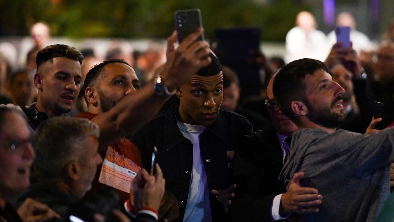Bondy, barrio de Mbappé, celebra la renovación con el PSG
