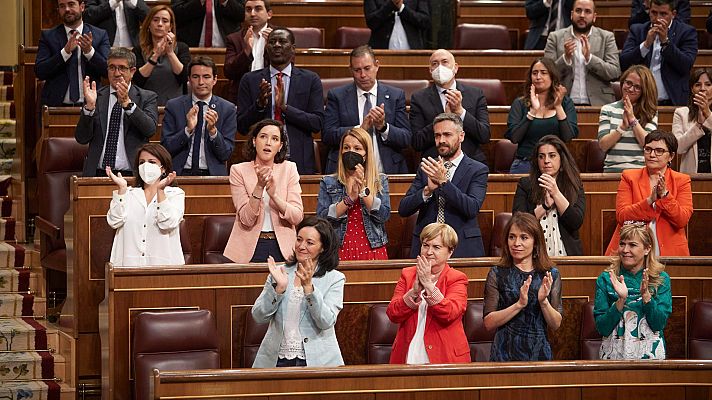 Telediario 2 - El PSOE consigue sacar adelante la polémica ley audiovisual con la abstención de Unidas Podemos y el PP