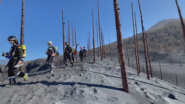 Telecanarias - Profsionales de Emergencias, del IGN y de Involcan monitorizan los gases del Cumbre Vieja