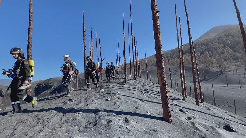 Profsionales de Emergencias, del IGN y de Involcan monitorizan los gases del Cumbre Vieja
