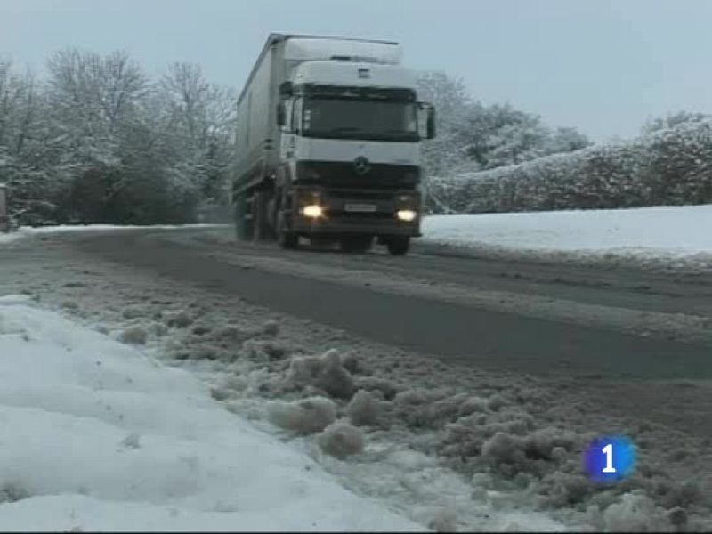 Continúa el caos en las carreteras, aeropuertos y estaciones de trenes de media Europa por la ola de frío | Ver