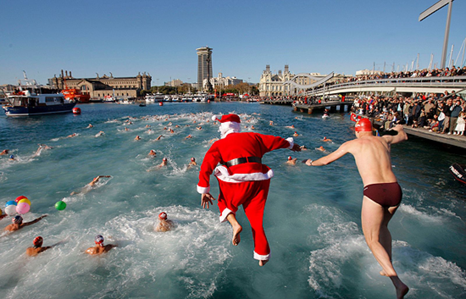 440 nadadores de todas las edades han participado esta mañana en la clásica Copa Nadal que organiza por el Club Natación Barcelona y que se disputa en aguas del puerto de la ciudad condal.