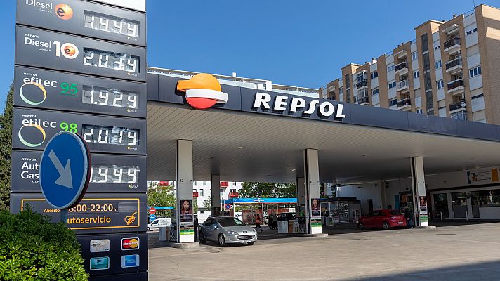 Telediario 1 - El precio de la gasolina alcanza máximo histórico y ya absorbe el 75% del descuento del Gobierno    