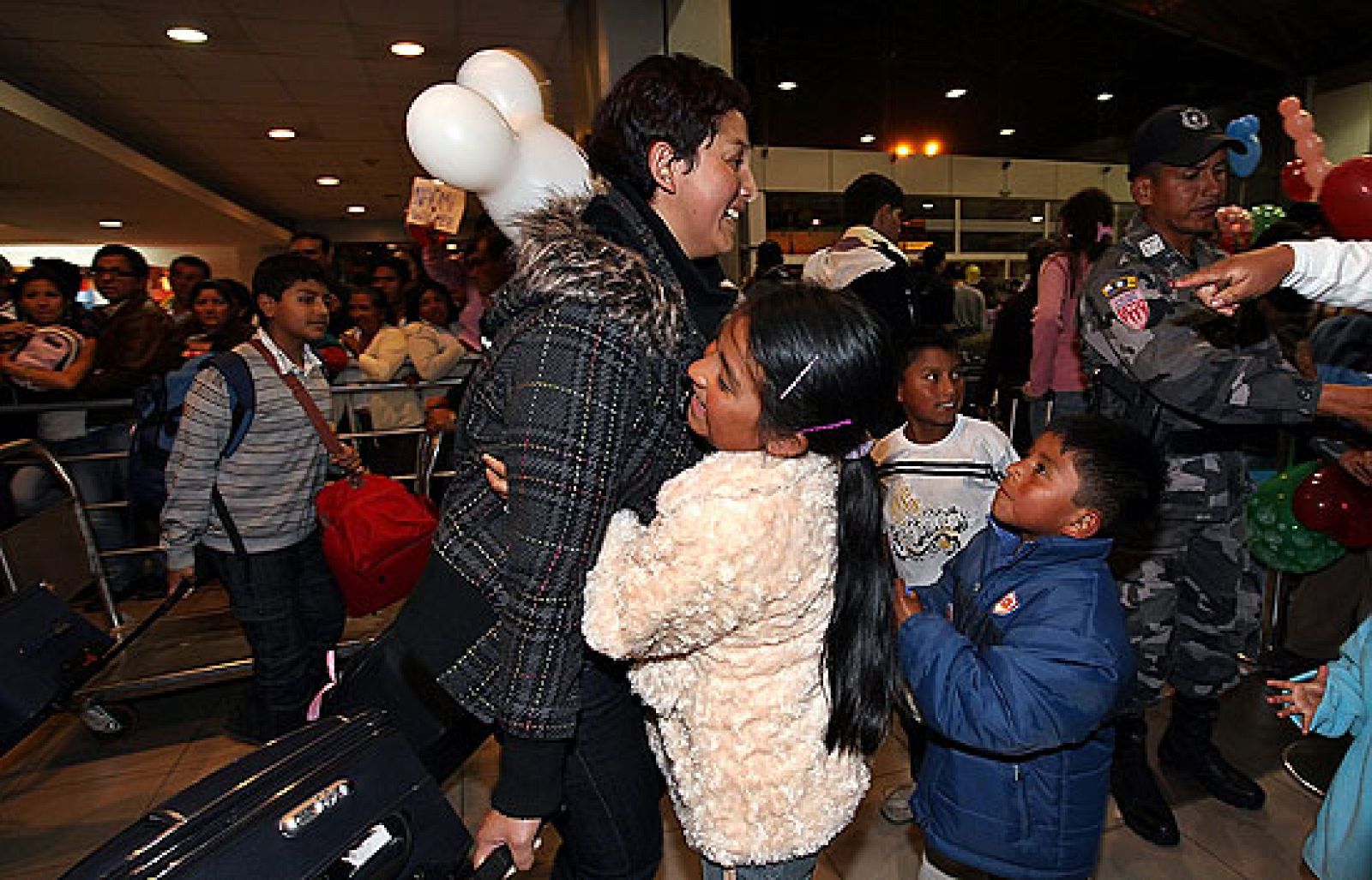 El último vuelo fletado por Fomento para los pasajeros de Air Comet sale hacia Perú | Ver