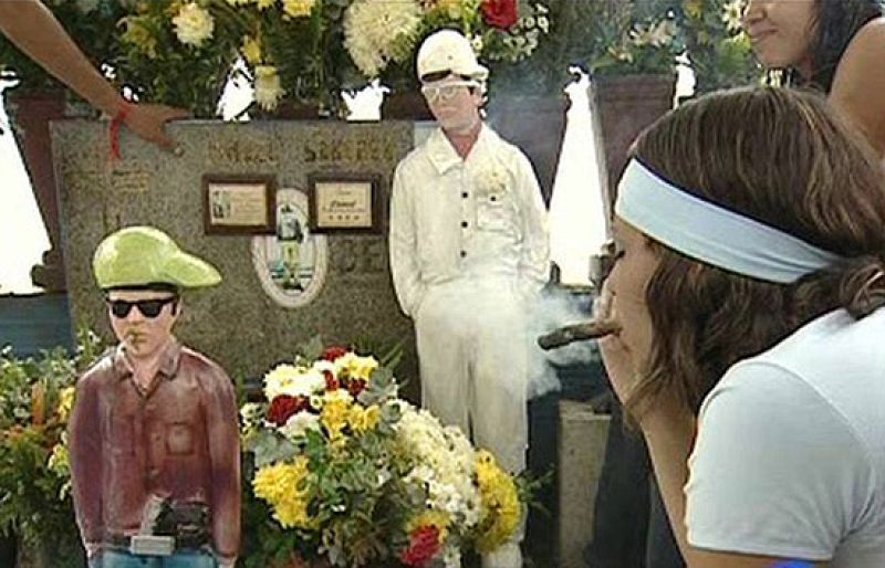 En Caracas las gente reza a antiguos delincuentes | Ver