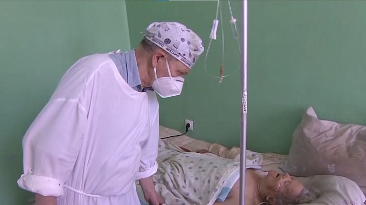 Telediario 2 - Tras 100 días de guerra en Ucrania, los servicios médicos atienden a los civiles que no huyen del frente