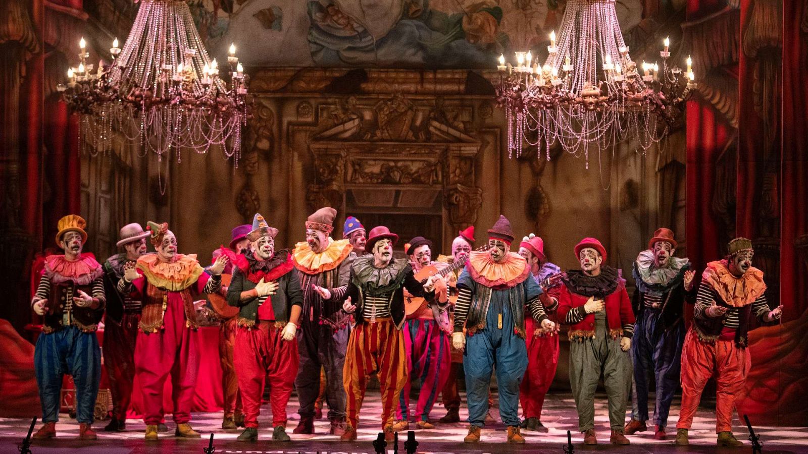 La comparsa "Los sumisos" y la chirigota "La misión" triunfan en el Concurso del Carnaval de Cádiz | Ver