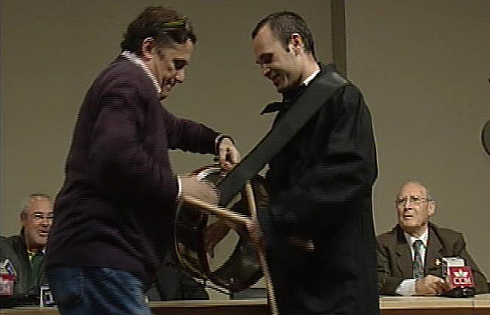 El centrocampista del FC Barcelona Andrés Iniesta ha sido el invitado de la Cofradía del Prendimiento de Hellín, para la que ha tocado el tambor.