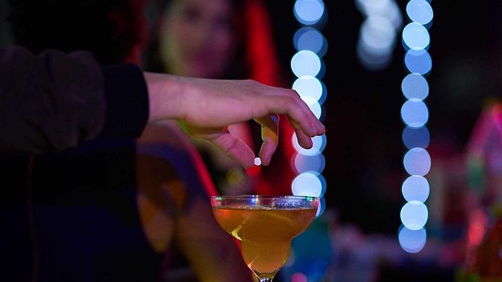 Telediario Fin de Semana - Una veintena de bares en Cataluña se plantea tapar los vasos para evitar la sumisión química
