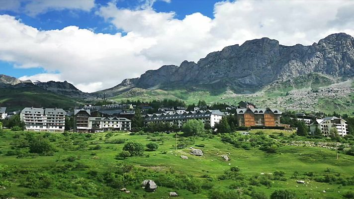 El tiempo - Nuboso y nubosidad de evolución en el Cantábrico, norte de Navarra y Pirineos, con probables precipitaciones débiles y ocasionales, siendo en forma de chubascos en Pirineos