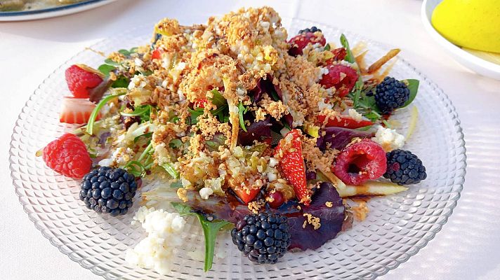 España Directo - Receta de ensalada con frutos rojos, queso y foie